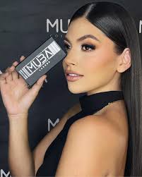 Sólo aquell@s que arriesgan ir demasiado lejos, pueden encontrar lo lejos  que pueden llegar ✨🖤 @carolinasuarezz 2do día MUC 2023 🇨🇴  @missuniversecolombiaorg Evento @bulova @bulovacolombia Makeup by  @lu.makeup.artist Hairstyle by me @juantrejosofficial