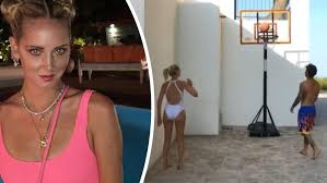 Dopo un periodo di assenza dai social per un programma tv fedez è tornato in grande spolvero su instagram, facendo subito parlare di sé con una foto decisamente hot. La Ferragni Che Non Ti Aspetti A Ibiza Si Improvvisa Cestista