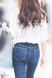 逆ハート形の美尻を揺らしながら休日を楽しむデニムのお嬢さん beauty back view denim fashion best jeans girls jeans