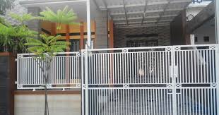 Untuk pagar minimalis atau besi anda bisa memilih yang sesuai keinginan namun biasanya para pagar besi jenis ini banyak disukai karena cocok untuk rumah minimalis modern namun tetap mudah. Ide 30 Model Pagar Minimalis Warna Putih