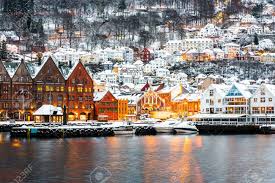 Die natürliche schönheit und der historische charme von bergen, der stadt vor den sieben bergen, wird sie nicht mehr loslassen. Beruhmte Bryggen Strasse Mit Holz Farbige Hauser In Bergen Norwegen Lizenzfreie Fotos Bilder Und Stock Fotografie Image 45390866
