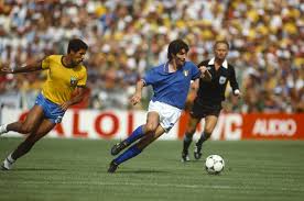 The stars of the two world cups in the 1980s gone so close to each other. Fussball Ikone Paolo Rossi Ist Tot Er Kam Als Busser Und Ging Als Held