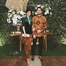 Sarimbit terbaru lagi kak, dengan motif dan model yg masih kekinian, dijamin bikin kaka jadi pusat perhatian kalau dipakai bersama pasangan. 10 Ide Baju Kondangan Bareng Pasangan Ala Seleb Indonesia