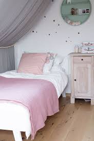 Seedandstory De Diy Ideen Furs Kinderzimmer Betthimmel Und Setzkastenregal Kinderzimmer Kinder Zimmer Zimmer