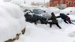 Madrid genie�t ersten schnee seit 10 jahren. Verkehr Hunderte Autofahrer Stecken In Spanien Im Schnee Fest Welt