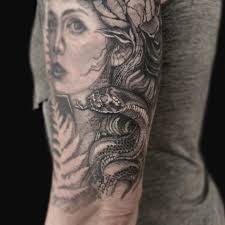 Does anyone have an artiest they'd recommend in Columbus Ohio or near the  area ? I want to get a large medusa piece