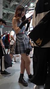 名門夜宴CD系列商場尾隨偷拍幾個性感美女裙底風光胸前掛著電子煙的jk美女白窄內一半夾進屁股- SOPORN.COM