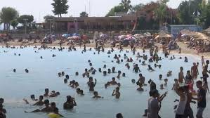 Complete guide to 20 athens beaches with +500 unique photos and maps: Bei 43 Grad Tausende Menschen Tummeln Sich In Athen Am Strand Wetter Com