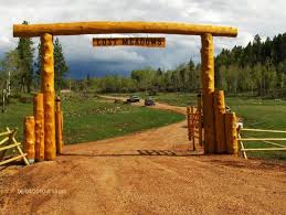 Log Ranch Gate With Images Farm Entrance Ranch Entrance Ideas Ranch Gates