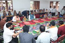 भानपुरी में आयोजित शाला प्रवेश उत्सव में मंत्री श्री केदार कश्यप एवं सांसद  श्री महेश कश्यप ने नव प्रवेशी बच्चों का स्वागत किया। इस अवसर पर ...