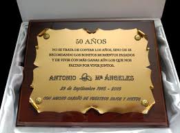 Si 5 décadas atrás esas dos personas comenzaron su vida de casados teniéndose únicamente el uno al otro una fiesta tan importante sólo puede tener las invitaciones para bodas de oro más originales y perfectas. Placas Conmemorativas Bodas De Oro 100 Originales