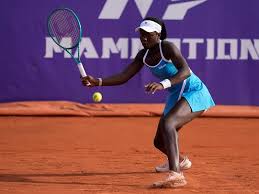 Emma Navarro competing for her first WTA clay-court title