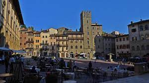 Both are pleasant and have an interesting artistic wealth, but arezzo is more town (it has newly got more than 100,000 residents), cortona is little more than a village. Arezzo Cortona