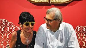 Tanto se il fratello è vittorio sgarbi, istrione, anarchico, presenzialista, aggressivo, corteggiatissimo dalle tv e la sorella è elisabetta sgarbi i giornalisti sono cinici e insensibili. La Non Mostra E La Polemica Provincia Sgarbi Comune Ineccepibile Costruzione Sul Nulla Comozero