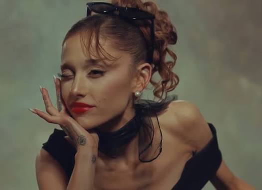 images?q=tbn:ANd9GcQwsF26ECxb221IkM56W8v7Db8nPrnmCQ_DAG2S2oyVu-_JIaDeNBOXW8Q&s=10 Petal divide la critica: perché il nuovo album di Ariana Grande non convince tutti