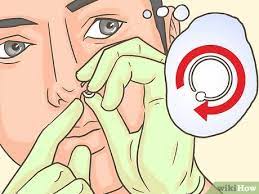 Rasierklingen nutzen sich wie die meisten scharfen gebrauchsgegenstände im laufe der zeit ab. So Wechselst Du Dein Nasenpiercing Sauber Und Sicher 15 Schritte Mit Bildern Wikihow