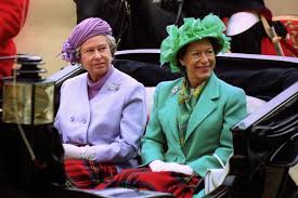 La reina isabel ii estuvo acompañada de los miembros principales pese a que la princesa no fue vista, su hermano george, de 2 años, estaba junto los miembros de la realeza y acaparó las miradas en el balcón del. Swashvillage La Reina Isabel Ii Y La Princesa Margarita Las Diferencias Dramaticas Entre Las Hermanas Reales