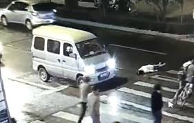 Un homme a traversé à un passage piétons en courant et s'est fait renverser par un automobiliste qui n'a pas eu le temps de réagir. Indifference Face A Une Femme Renversee La Video Qui Scandalise La Chine Le Quotidien