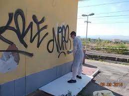App meteo android app meteo iphone. Bagni Di Tivoli Writers A Lavoro Per Cancellare I Loro Graffiti Alla Stazione La Repubblica