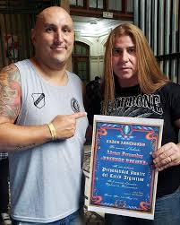 Estuvimos en un canal de la plata durante casi un año, y también tuve una peluquería. Homenajearon En Balvanera A La Momia De Titanes En El Ring Y A Vicente Viloni Abran Paso