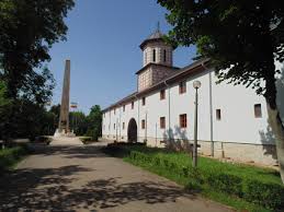 Initial, pe acest loc, sotia sa (doamna stanca), cu invoirea principelului transilvaniei gabriel báthory, a reusit sa ridice o capela in stil bizantin, distrusa ulterior intentionat de catre nationalisti fanatici maghiari. Mormantul Lui Mihai Viteazul Turda Cluj Tourism