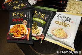 沿著台北信義路四段往台北101方向前行 火紅 太和殿 招牌非常搶眼 飄香25年經典麻辣鍋好味道從2019年起延伸出品一包包乾拌 麵 並攻佔各大通路 更入圍 ettoday星食榜 乾拌麵前12強 前陣子威 takeout container food taiwan