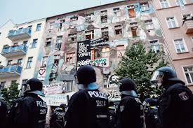Traduzione dal tedesco mc, ch. Streit Um Rigaer 94 In Berlin Polizei Durchsuchte Mehrere Linke Hausprojekte Polizei Justiz Berlin Tagesspiegel