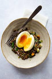 Lentilles En Salade Et Oeufs Mollet Recette Salade De Lentilles Recettes De Cuisine Idee Repas Oeufs