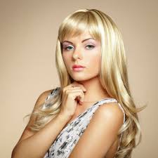Lange haare in verschiedenen blondtönen mit rundem pony und. Sommerfrisur Fur Lange Haare Mit Blonden Strahnchen Langhaarfrisuren Mit Pony
