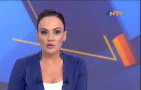 Ntv'de ana haber bültenini sunan buket aydın, doğan medya grubu'nun demirören grubuna satılması sonrası ahmet hakan'ın yerine ana haber bültenini sunmak üzere kanal d'ye geçiş yapmıştır. Kanal D Ana Haber Buket Aydin Kimdir Dizihaberci