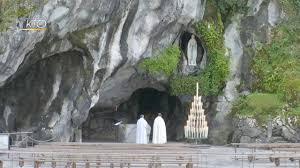Retransmission en direct du chapelet depuis lourdes, en partenariat avec les sanctuaires. Chapelet A Lourdes Du 17 Mars 2020 Youtube