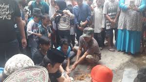 • menyembelih dengan mengucapkan nama allah swt. Inilah Persyaratan Bagi Orang Yang Menyembelih Hewan Kurban Tribun Jabar