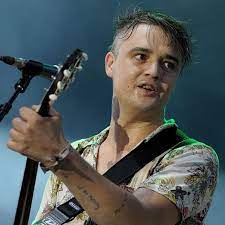Eppure è proprio lui, il leader dei libertines che ha fatto sognare generazioni di fan. Was Macht Pete Doherty Heute Cosmopolitan