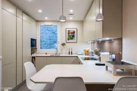 Cette Petite Cuisine Dans Les Tons Creme Tres Chic Ouvre Sur Le Salon A La Maniere D Une Niche Le Robinet Rabattable De L Evier Permet D O Meuble Cuisine Petite Cuisine Et Coin