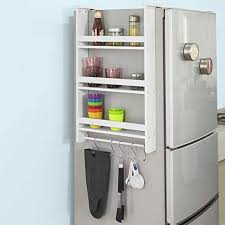 Une Etagere A Fixer Sur Le Cote Du Frigo Facile A Installer Avec Les Ventouses Qui Per Etagere A Epices Etagere A Epices En Bois Amenagement Petite Cuisine