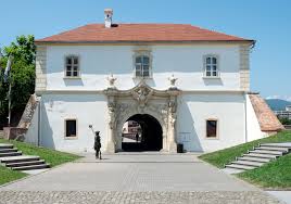 63 000 volume, 19 000 documente, 1 665 manuscrise, incunabule etc. Top 5 Atractii Turistice Din Orasul Alba Iulia