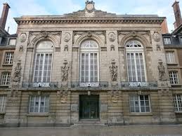 Facade De L Ancien Theatre D Amiens Banque Rue Des Trois Cailloux Amiens Wikipedia Amiens Biodiversite Metropole