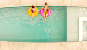 While stuck at a wedding in palm springs, nyles (andy samberg) meets sarah (cristin milioti), the maid of honor and family black sheep. We Are Infintely In Love With Hulu S Rom Com With A Sci Fi Twist Palm Springs