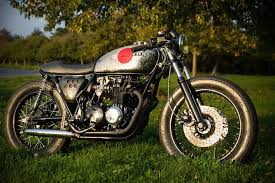 Cette expression s'employait à l'origine dans prendre un virage sur les chapeaux de roue, qui signifiait. Hell Kustom Honda Cb550four By Sur Les Chapeaux De Roues