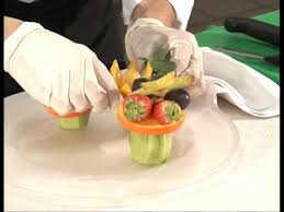 In questa foto si vede la etta all'opera in una composizione di frutta (lo spedino). I Segreti Dello Chef Composizione Di Frutta N 3 By Videouno Youtube