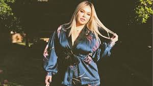 También la cantante comparte momentos con familiares y amigos. Chiquis Rivera Se Contenta Con Su Papa Revista Ronda
