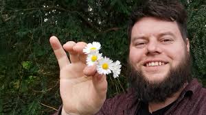 The common daisy an almost forgotten Edible & medicinal wildflower 🌼 The  Daisy is so abundant we forget its even here! it's 100% edible & rich in  vitamin C, potassium, calcium &