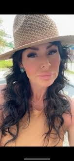 Kerri Thompson's Instagram, Twitter & Facebook