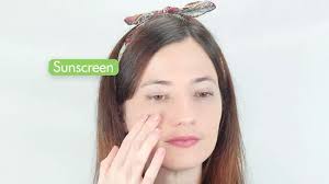 Trage die sonnencreme 15 bis 30 minuten vor dem sonnenbaden auf. Sonnencreme Und Make Up Verwenden 9 Schritte Mit Bildern Wikihow