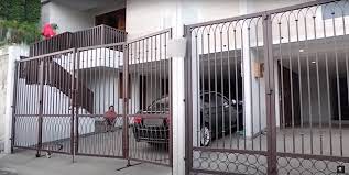 Sebab, banyak yang menduga sarita abdul mukti sedang tersangkut utang sehingga menjual salah satu asetnya itu. 7 Potret Rumah Baru Sarita Abdul Mukti Masuk Gang Tapi Tetap Mewah