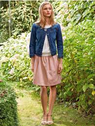 Codes promo, ventes flash, livraison offerte, trouvez le produit de vos rêves à prix réduit ! Veste En Jean Facon Chanel Sans Col A Accessoiriser D Un Top Blanc Avec Une Jupe Rose Tres Feminin Idees De Mode Veste En Jean Veste En Jean Rose