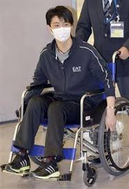 負傷の羽生が車いすで帰国 精密検査へ フィギュア 1 選手 右足 車いす