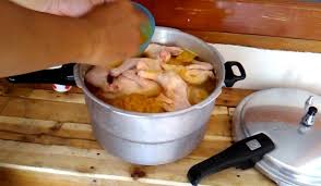 Campur air jeruk nipis dan ayam, diamkan 15 menit, bilas bersih. Berapa Lama Presto Ayam Merah Dunia Panci Presto