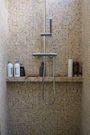 plankje geintegreerd in muur badkamer mozaiek badkamer douche planken