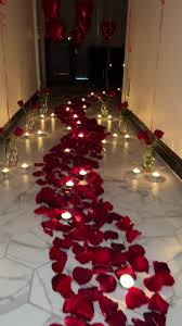 Romantic Candle and Rose Decor Ideas for Hotel Rooms